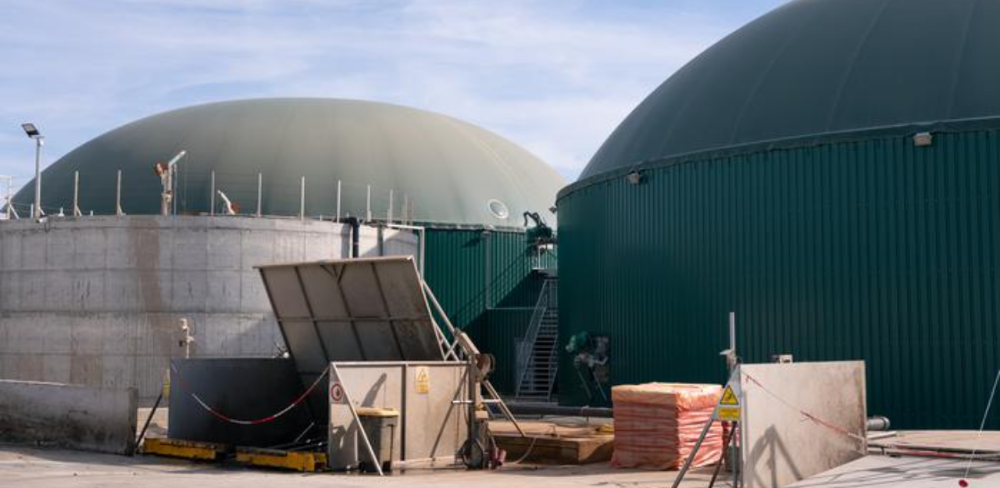 Alcarràs Bioproductors és una instal·lació que integra planta de biogàs i planta de compostatge.