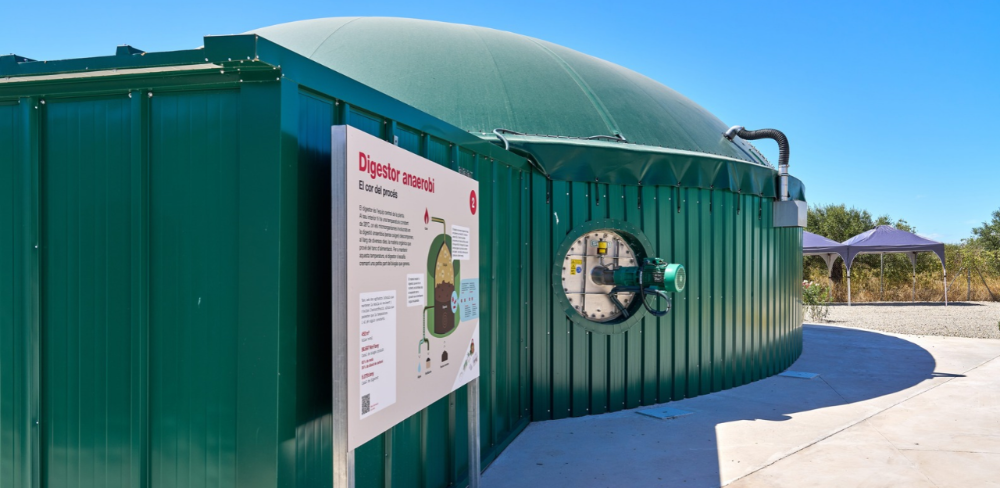 La planta experimental de Mas Bové (Constantí) utilitza purins porcins, gallinassa i altres subproductes orgànics per produir biogàs i obtenir digestat.