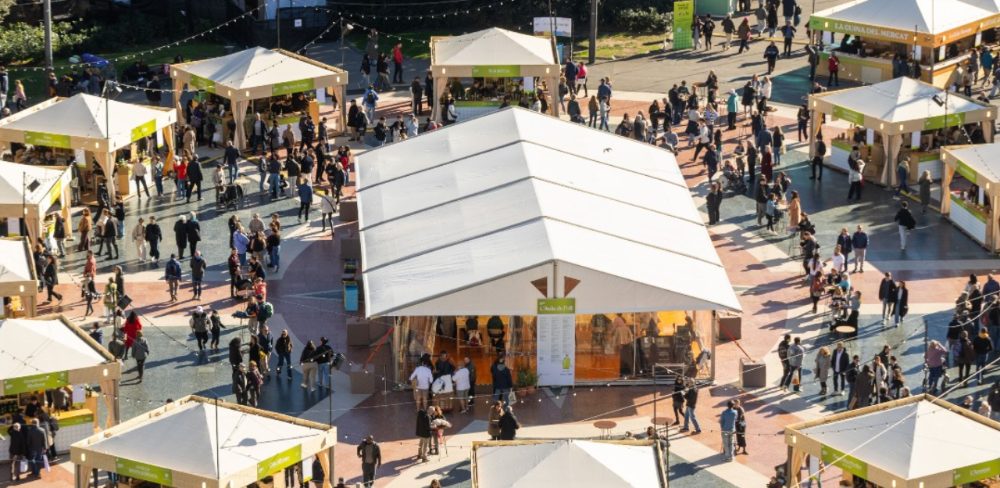 La plaça de Catalunya va acollir la primera edició del Mercat de l'Oli Nou, que va reunir més de 50.000 visitants.