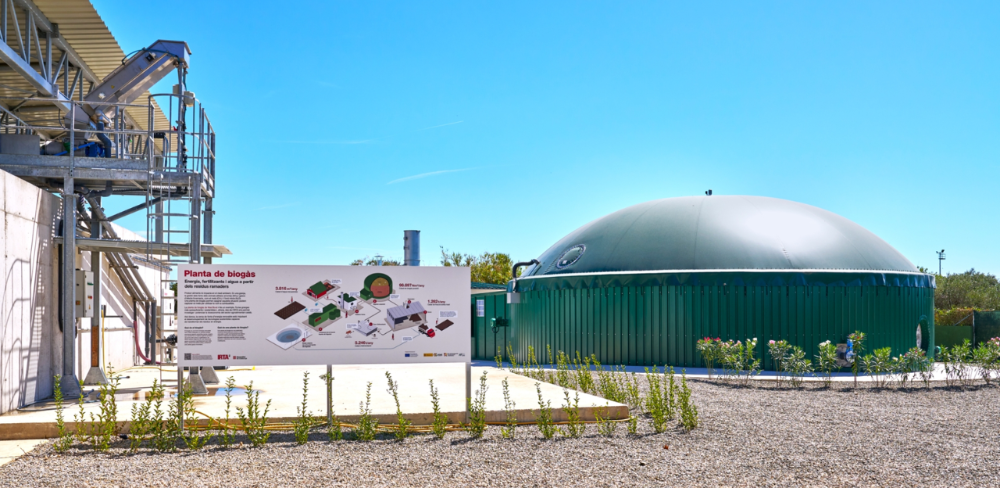 La planta experimental de biogàs  és la primera de Catalunya i de l’Estat Espanyol que està gestionada per un institut públic de recerca mentre dona servei a una granja.