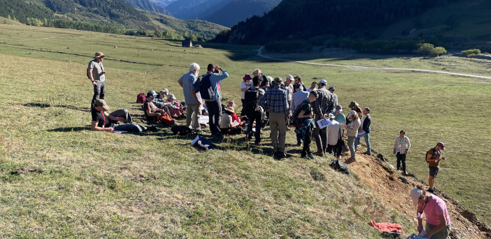 Participants de la Transcatalònia 2026 analitzant un perfil de sòl durant una de les parades tècniques a la Vall d'Aran.